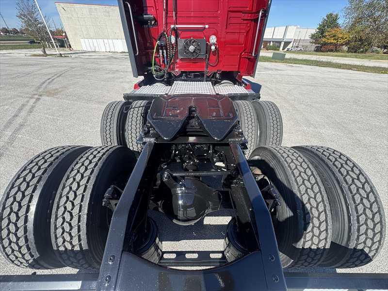 2022 Volvo - image 4