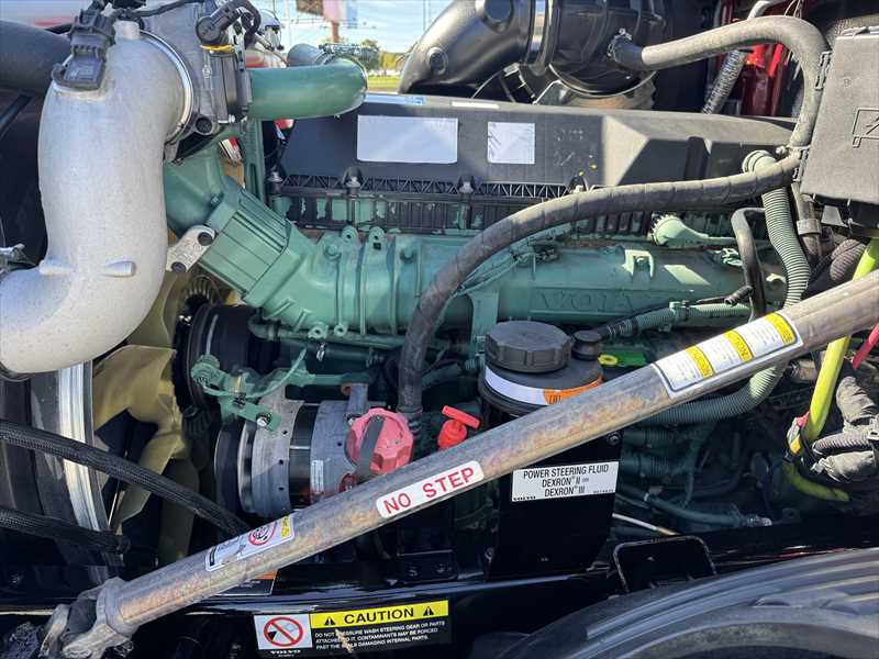 2022 Volvo - image 8