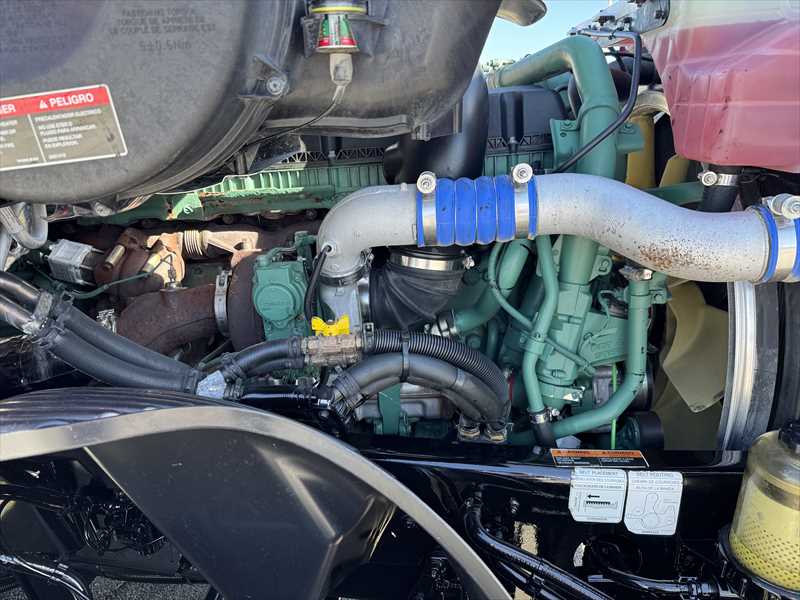 2022 Volvo - image 9