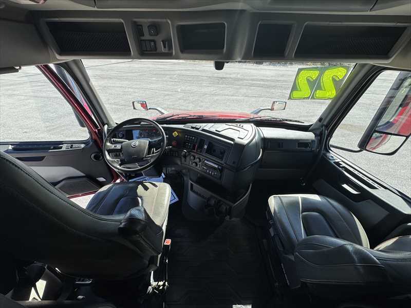 2022 Volvo - image 12