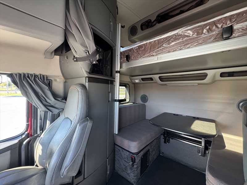 2022 Volvo - image 16