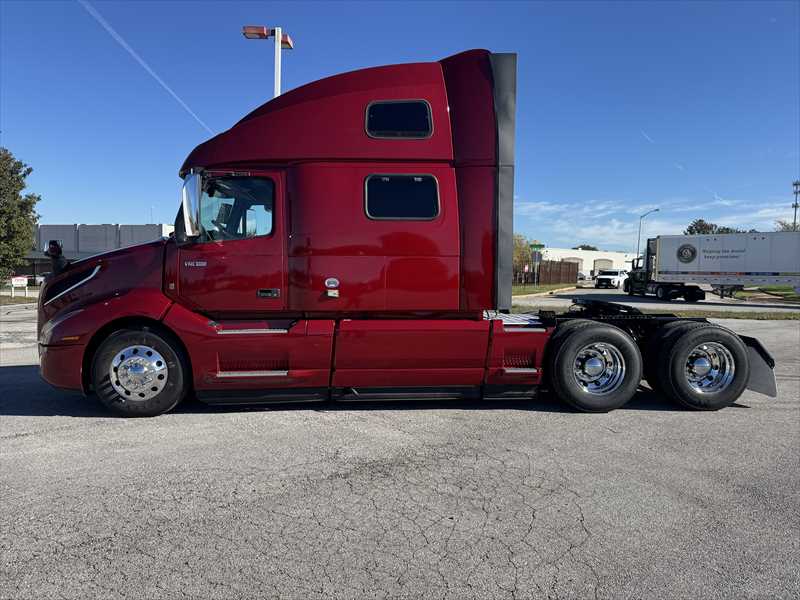 2022 Volvo - image 2