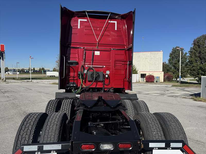 2022 Volvo - image 3