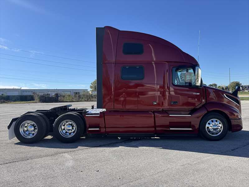 2022 Volvo - image 4