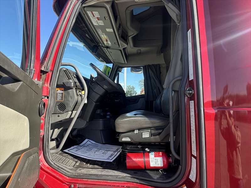 2022 Volvo - image 9