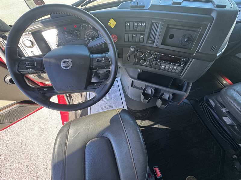 2022 Volvo - image 11