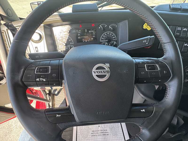 2022 Volvo - image 12