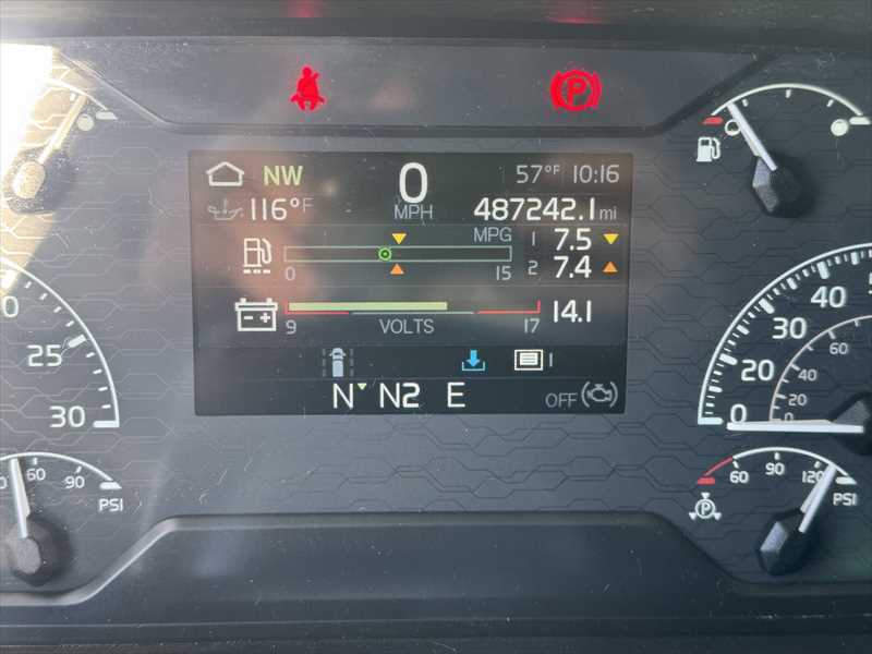 2022 Volvo - image 13