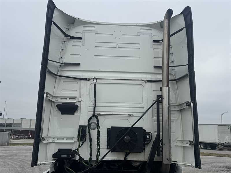 2023 Volvo  VNL64T760