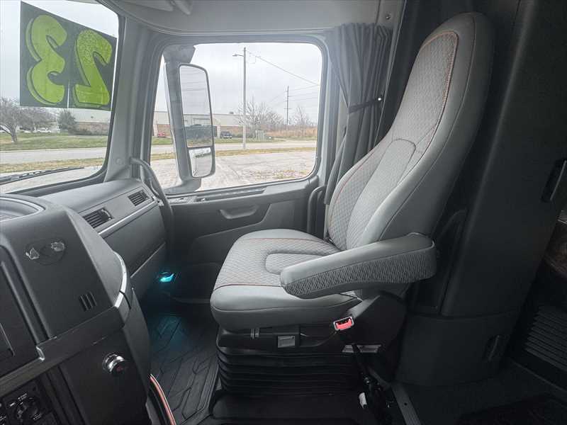 2023 Volvo  VNL64T760