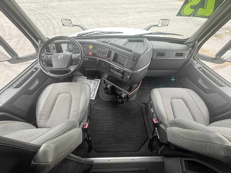 2023 Volvo  VNL64T760