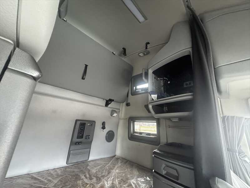 2023 Volvo  VNL64T760