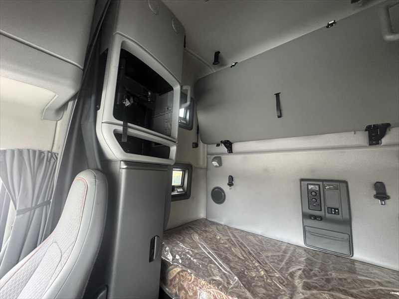 2023 Volvo  VNL64T760