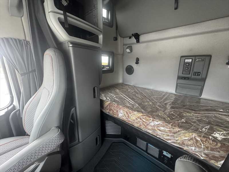 2023 Volvo  VNL64T760