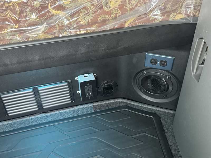 2023 Volvo  VNL64T760