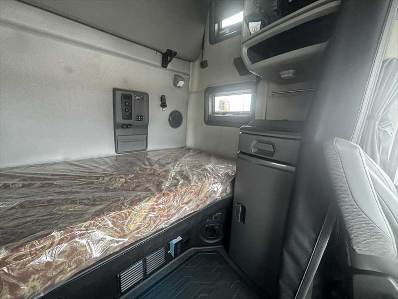 2023 Volvo  VNL64T760