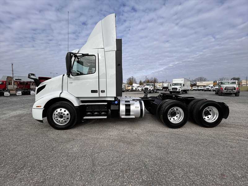 2024 Volvo  VNR64T300