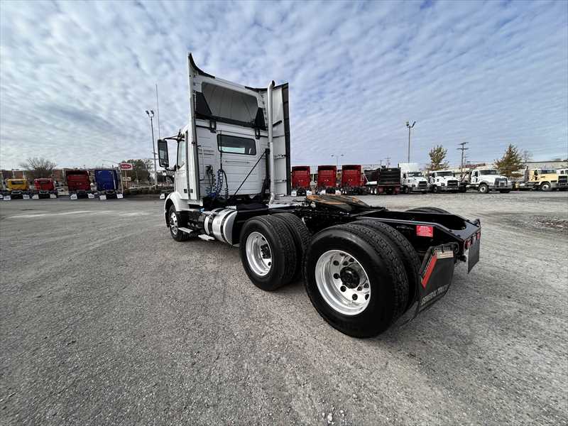 2024 Volvo  VNR64T300