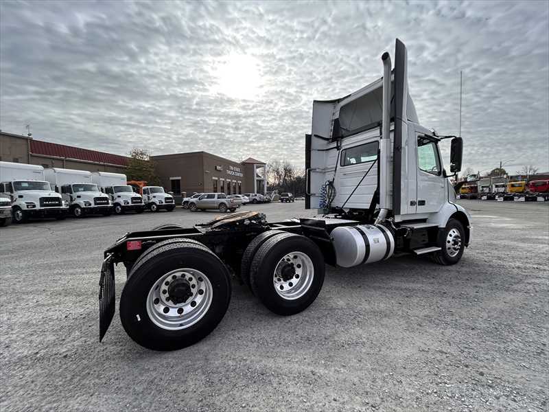 2024 Volvo  VNR64T300