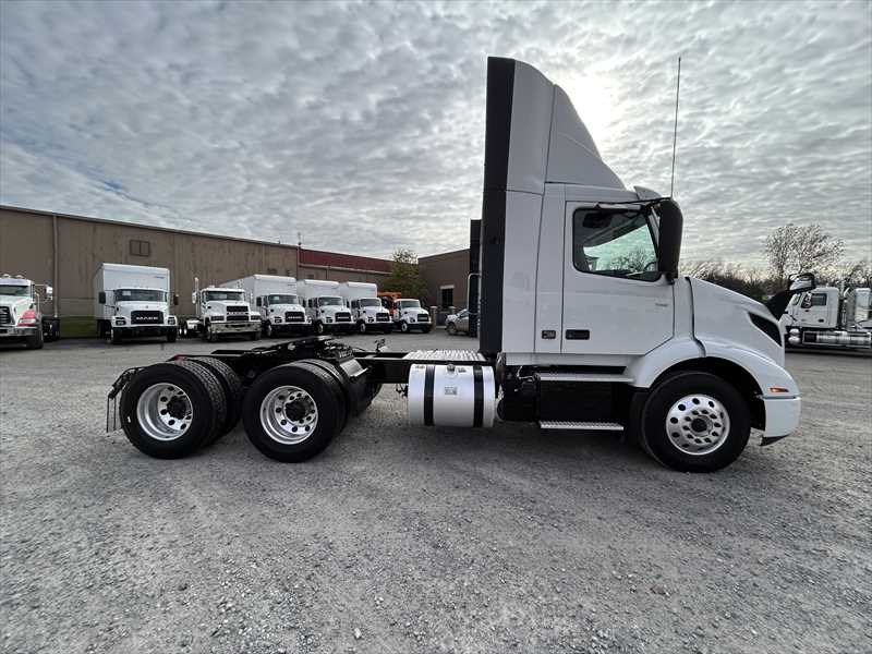 2024 Volvo  VNR64T300