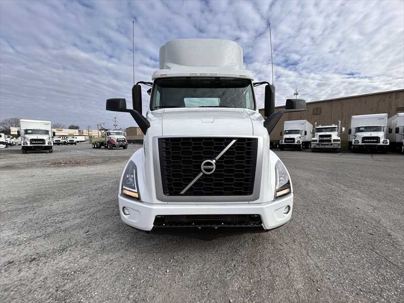 2024 Volvo  VNR64T300