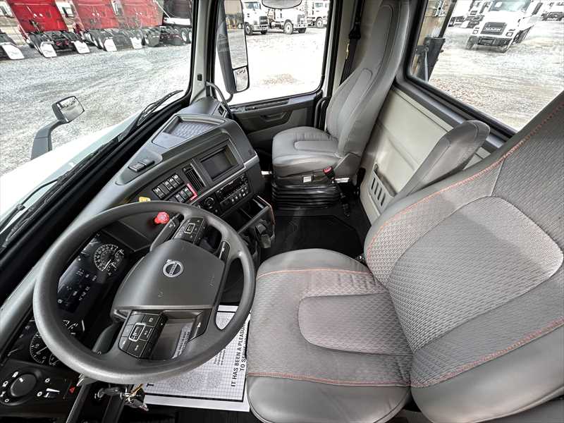 2024 Volvo  VNR64T300