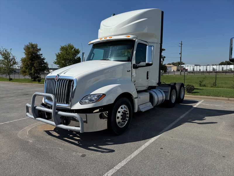 2019 International LT - image 3