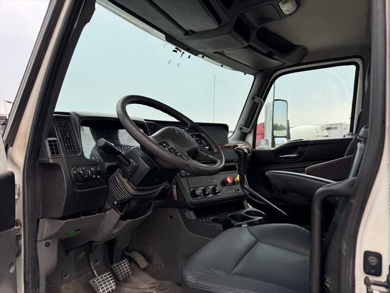 2019 International LT - image 4