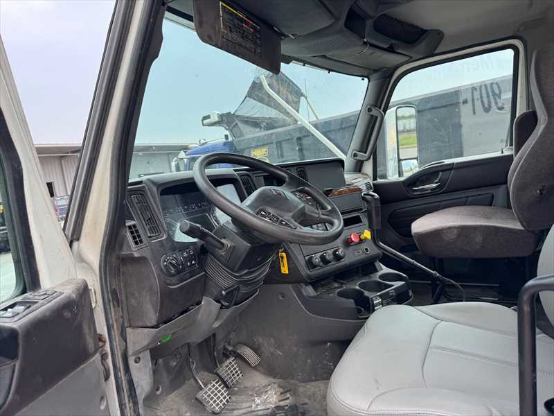 2019 International LT - image 5