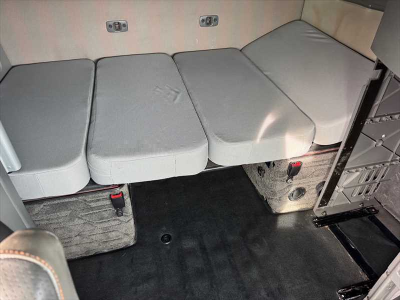 2022 Volvo  VNL64T860