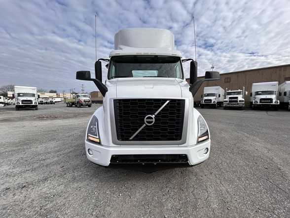 2024 Volvo  VNR64T300