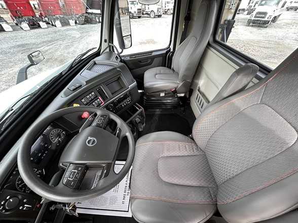 2024 Volvo  VNR64T300