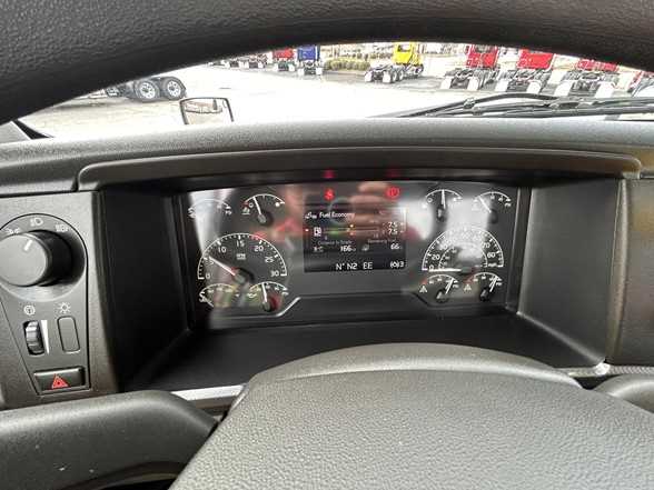 2024 Volvo  VNR64T300