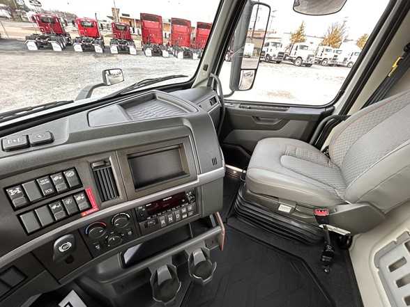 2024 Volvo  VNR64T300