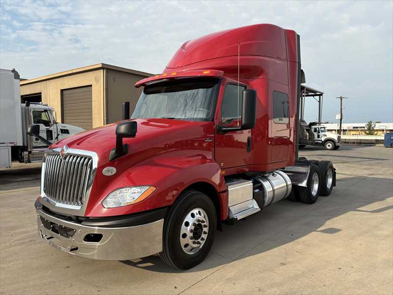 2021 International LT - image 1