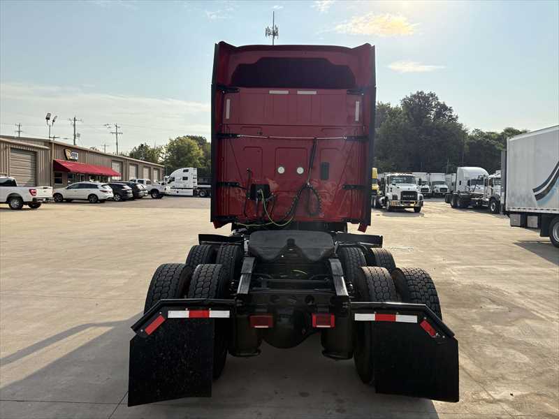 2021 International LT - image 3