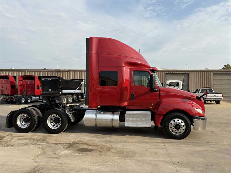 2021 International LT - image 5