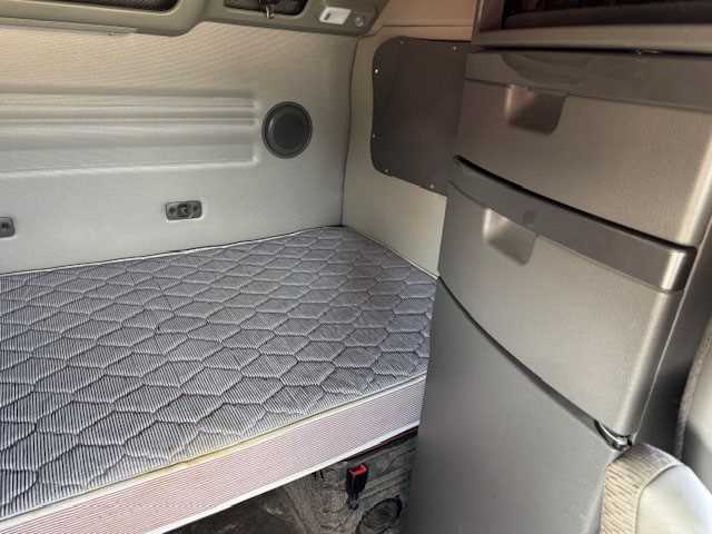 2023 Volvo  VNL64T860