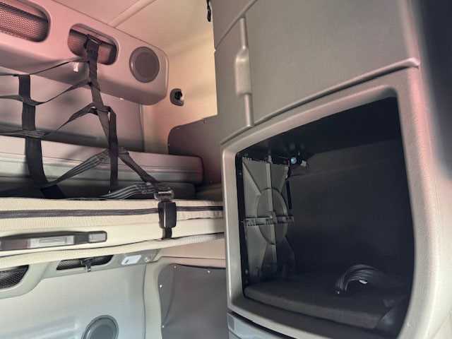 2023 Volvo  VNL64T860