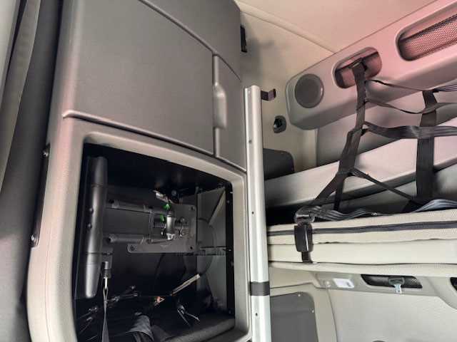 2023 Volvo  VNL64T860