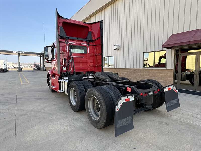 2021 Volvo - image 3