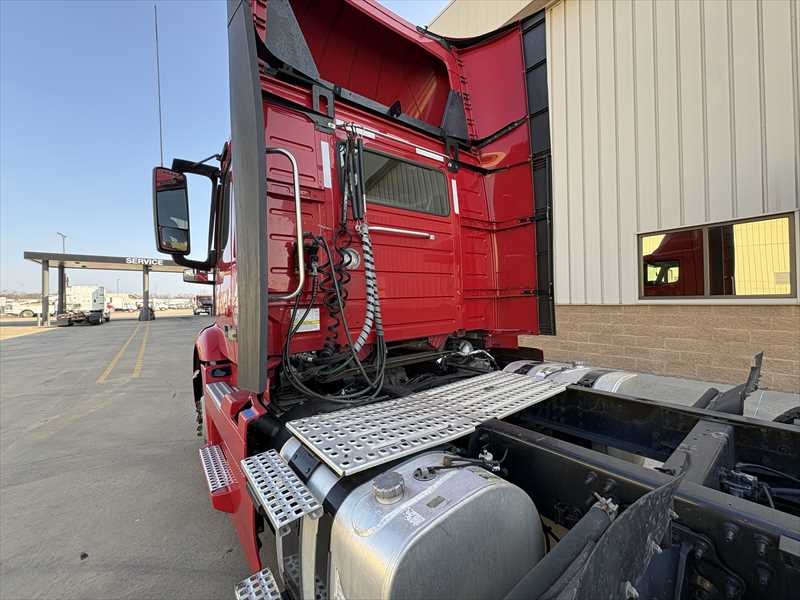 2021 Volvo - image 4