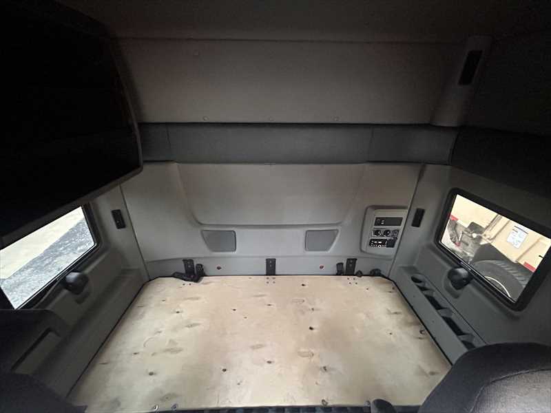 2021 International LT - image 17