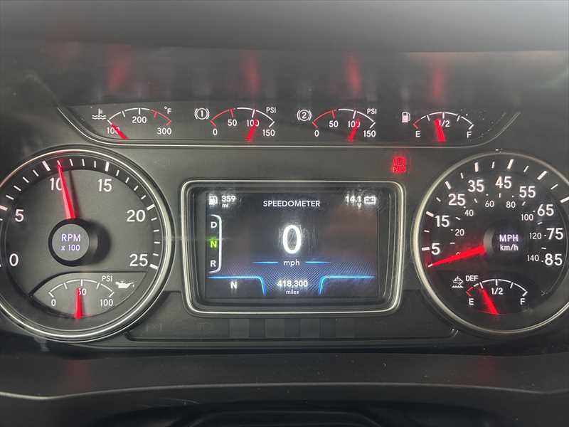 2021 International LT - image 15