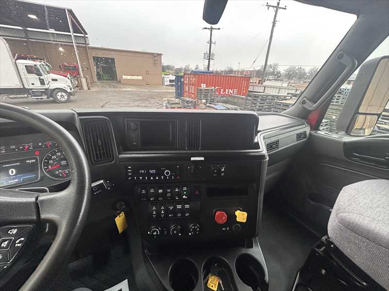 2021 International LT - image 16