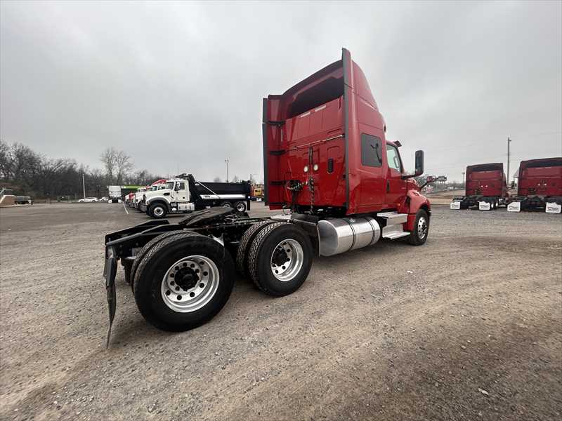 2021 International LT - image 5