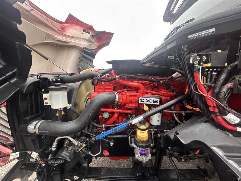 2021 International LT - image 10