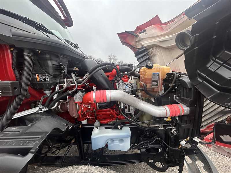 2021 International LT - image 11