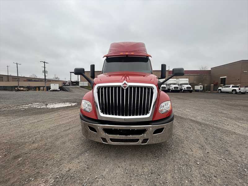 2021 International LT - image 8