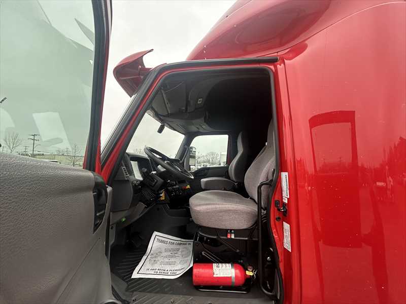 2021 International LT - image 13